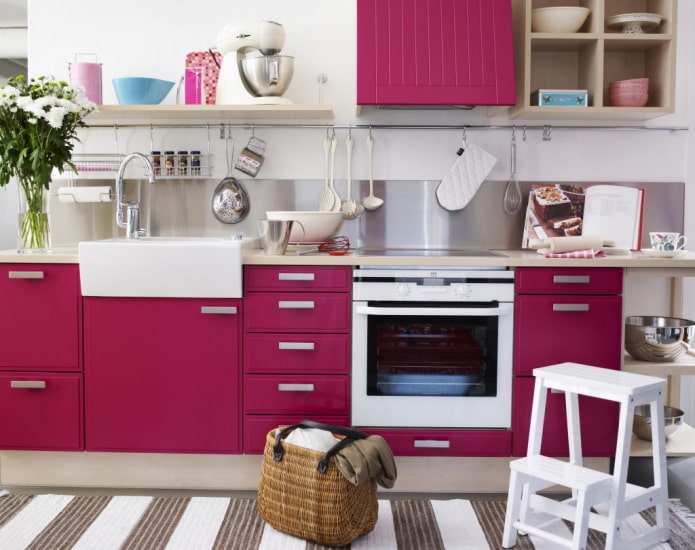mobili ed elettrodomestici nell'interno della cucina nei toni del rosa