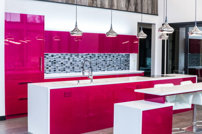 interno della cucina nei toni del rosa