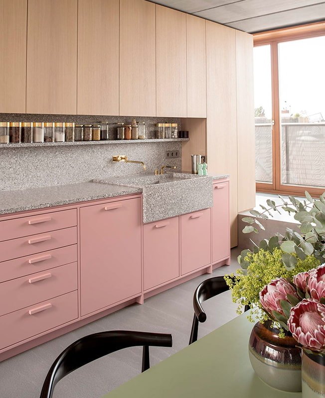 interno della cucina nei toni del rosa