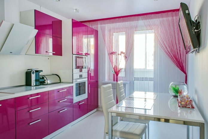tende nell'interno della cucina nei toni rosa