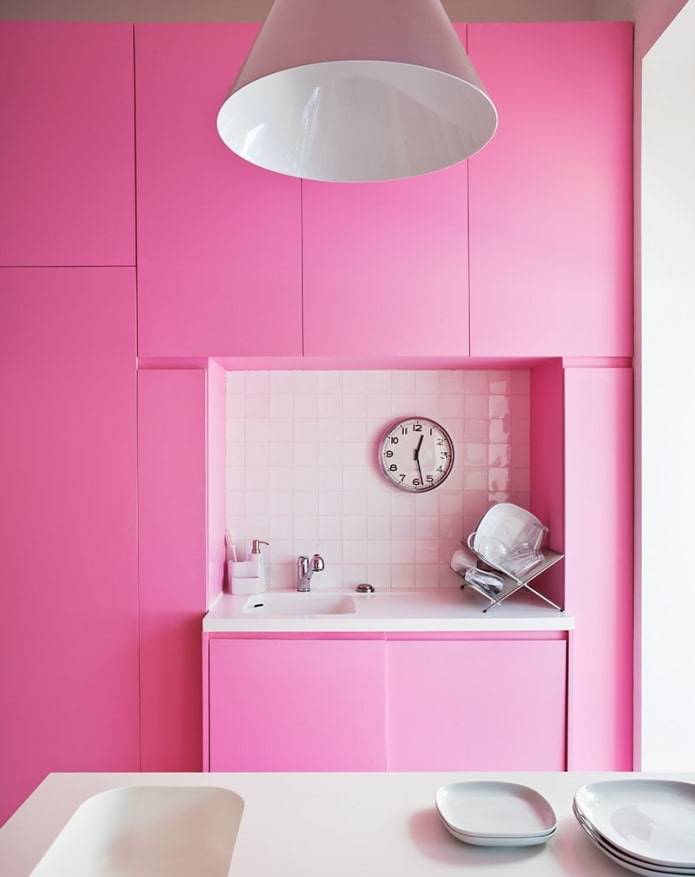 interno della cucina nei toni del rosa