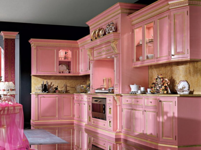 interno cucina rosa in stile classico