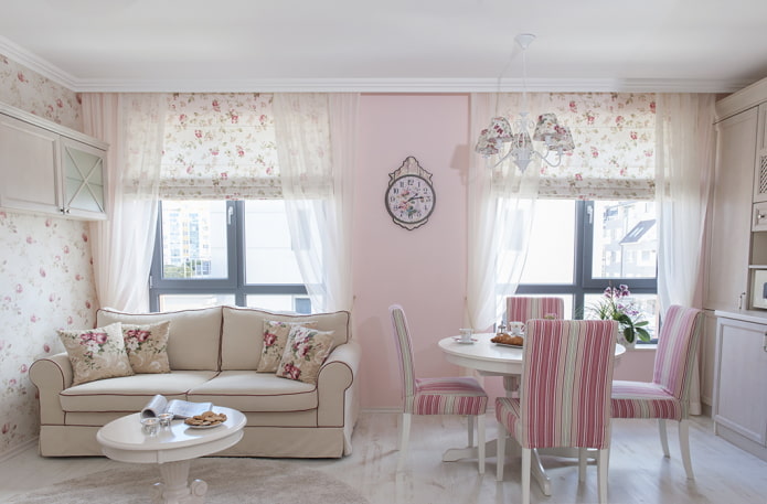 tende nell'interno della cucina nei toni rosa