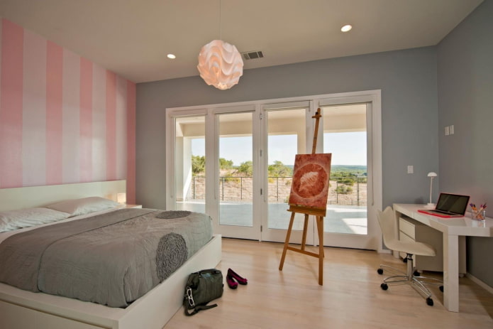 interno di una camera da letto grigio-rosa