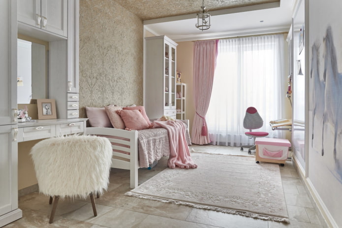 interno della camera da letto nei toni del rosa e del beige