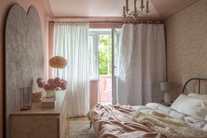 interno della camera da letto nei toni del rosa e del beige