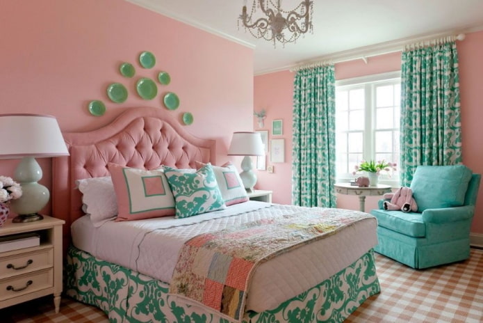 interno della camera da letto nei toni del rosa e del turchese