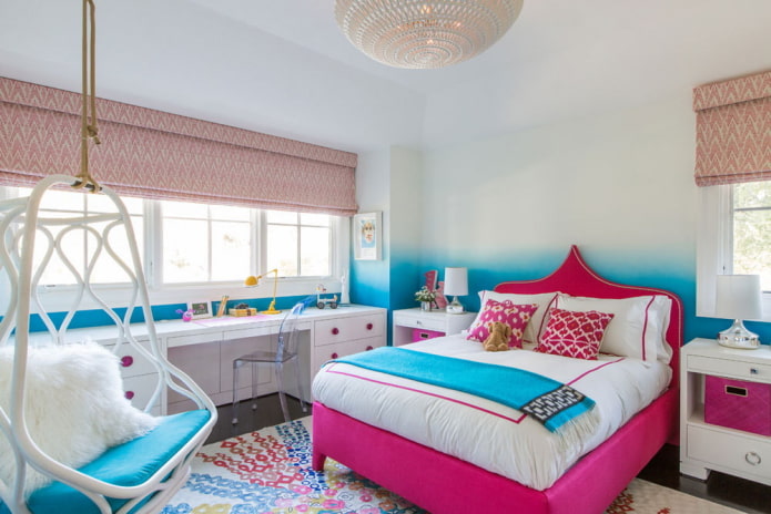 interno della camera da letto nei toni del rosa e del blu