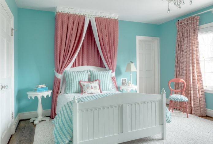 interno della camera da letto nei toni del rosa e del blu