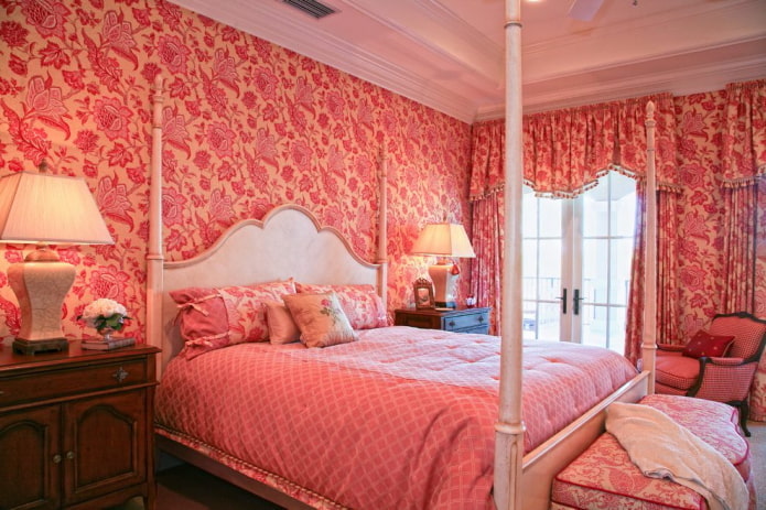 interno della camera da letto nei toni del rosa e del rosso