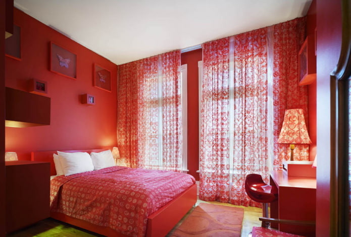 interno della camera da letto nei toni del rosa e del rosso