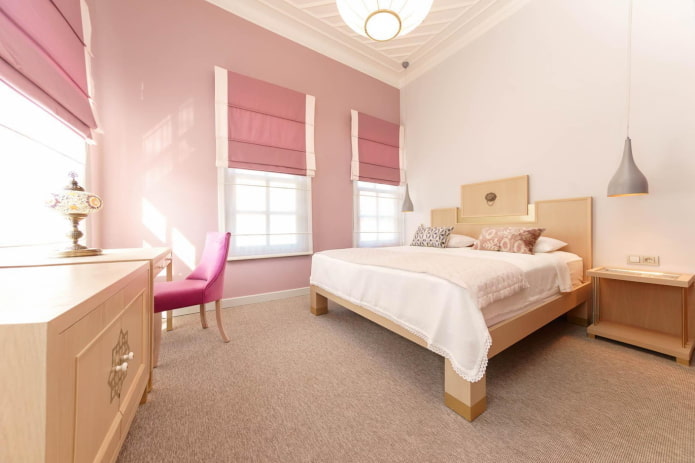 interno della camera da letto nei toni del rosa e del beige