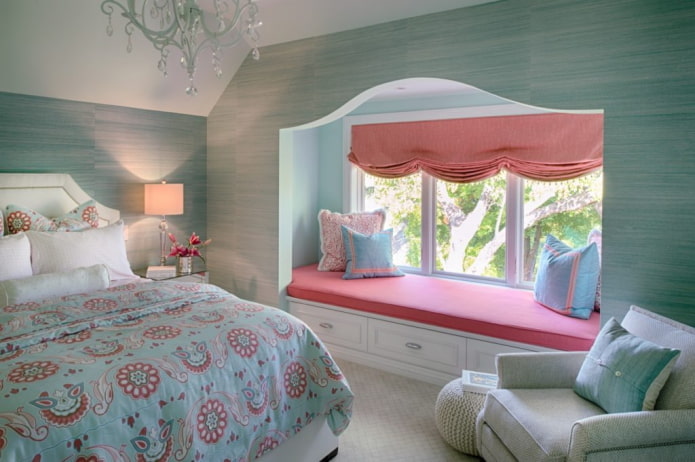 interno della camera da letto in rosa e toni menta