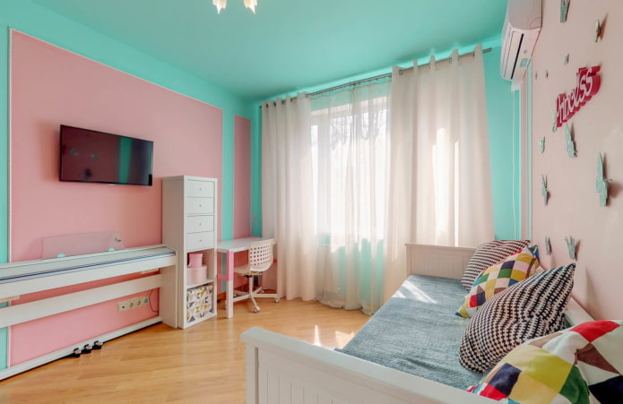 interno della camera da letto nei toni rosa e menta