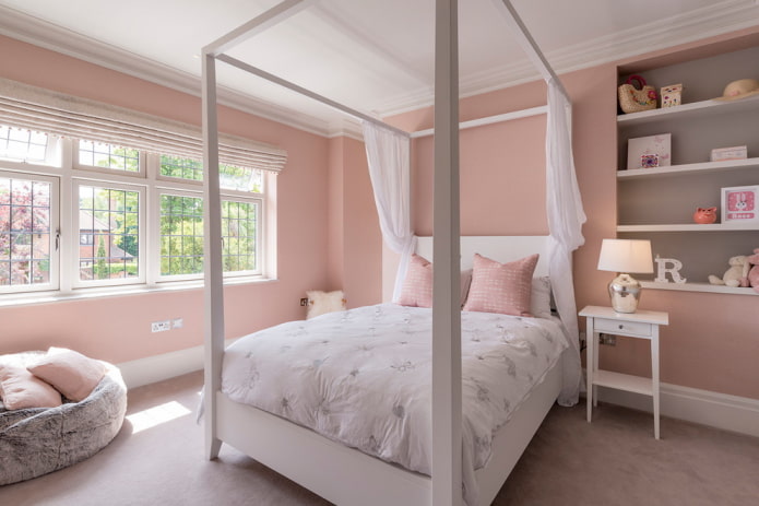 interno della camera da letto nei toni del rosa