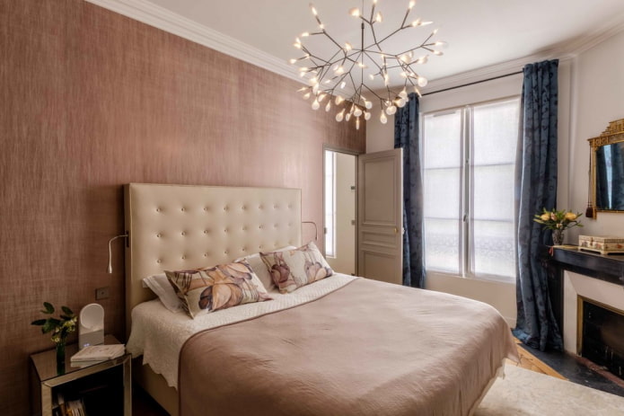 interno della camera da letto nei toni del rosa