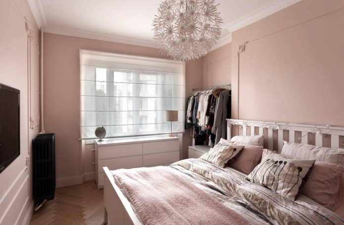interno della camera da letto nei toni del rosa