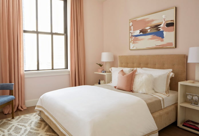 interno della camera da letto nei toni del rosa