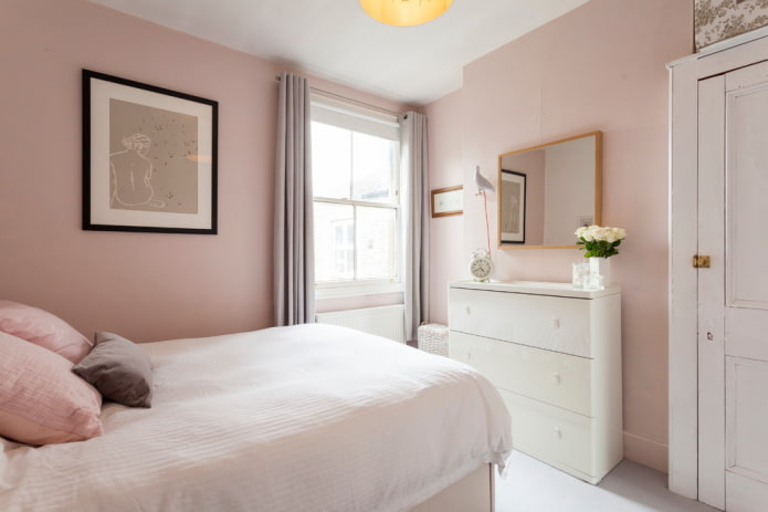 interno della camera da letto nei toni del rosa