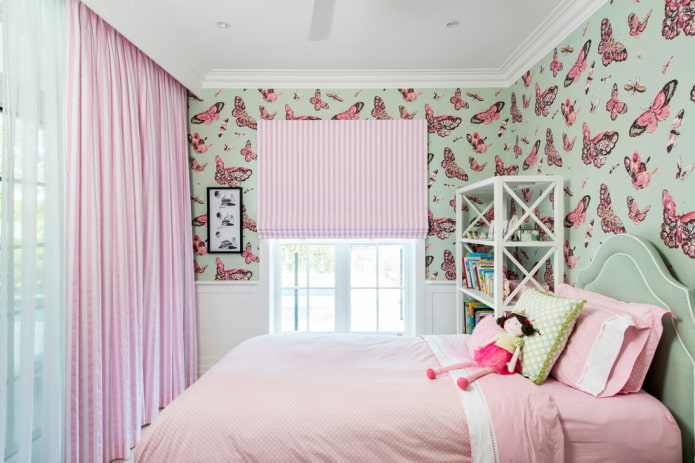 interno della camera da letto nei toni rosa e menta