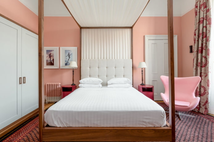mobili nell'arredamento della camera da letto nei toni del rosa