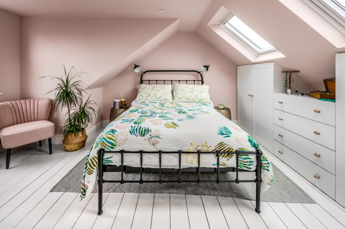 mobili nell'interno della camera da letto nei toni del rosa