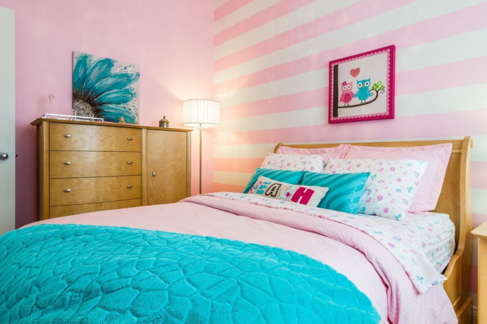 interno di una camera da letto rosa per una bambina
