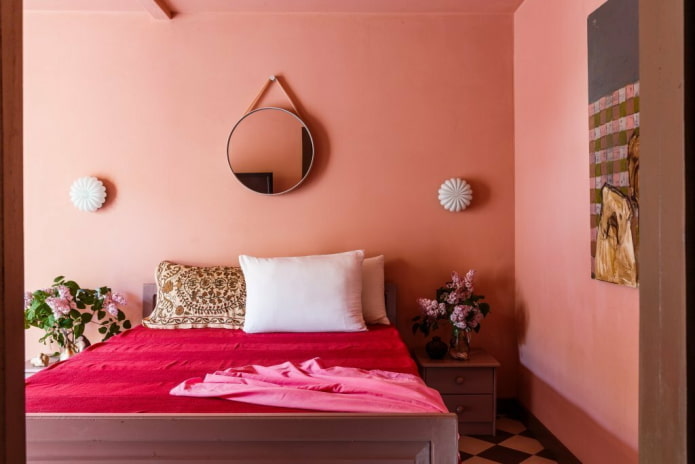 arredamento interno della camera da letto nei toni del rosa