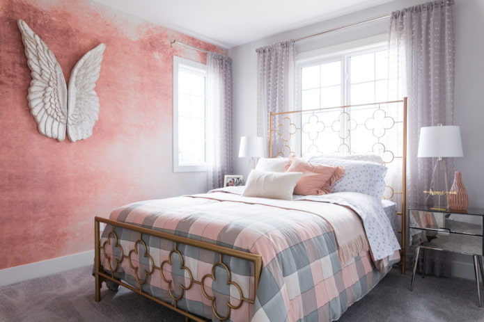 Interni camera da letto grigio-rosa