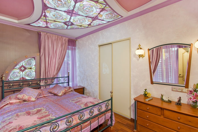 Carta da parati rosa pallido in camera da letto