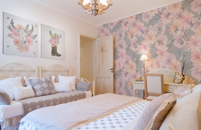 carta da parati grigia e rosa nella camera da letto