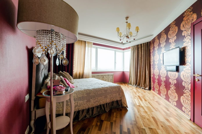 Carta da parati rosa scuro in camera da letto