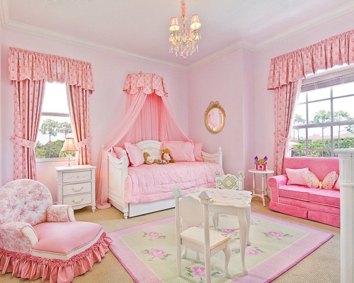 tende rosa nella cameretta dei bambini