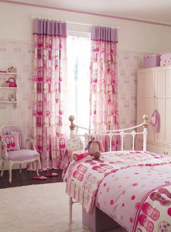 tende rosa nella cameretta dei bambini