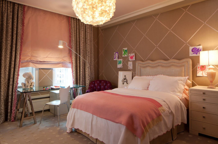 tende beige e rosa nella camera da letto