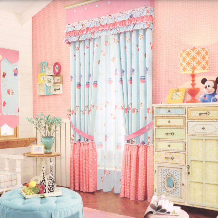 tende rosa e blu nella cameretta dei bambini