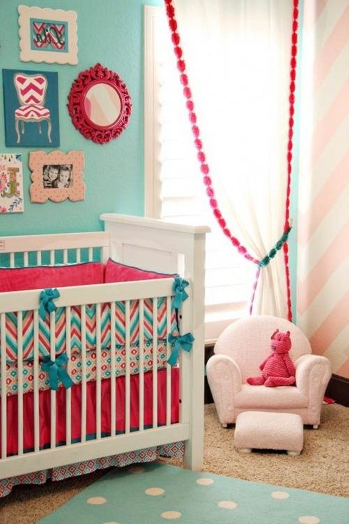 tende rosa e turchese nella cameretta dei bambini