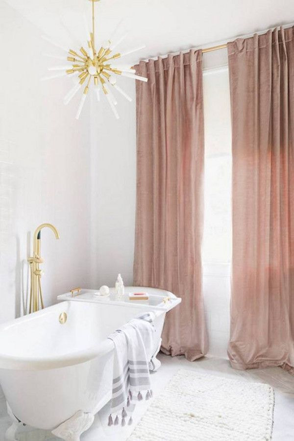 tende rosa antico in un bagno