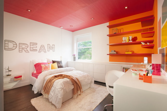 soffitto color lampone all'interno