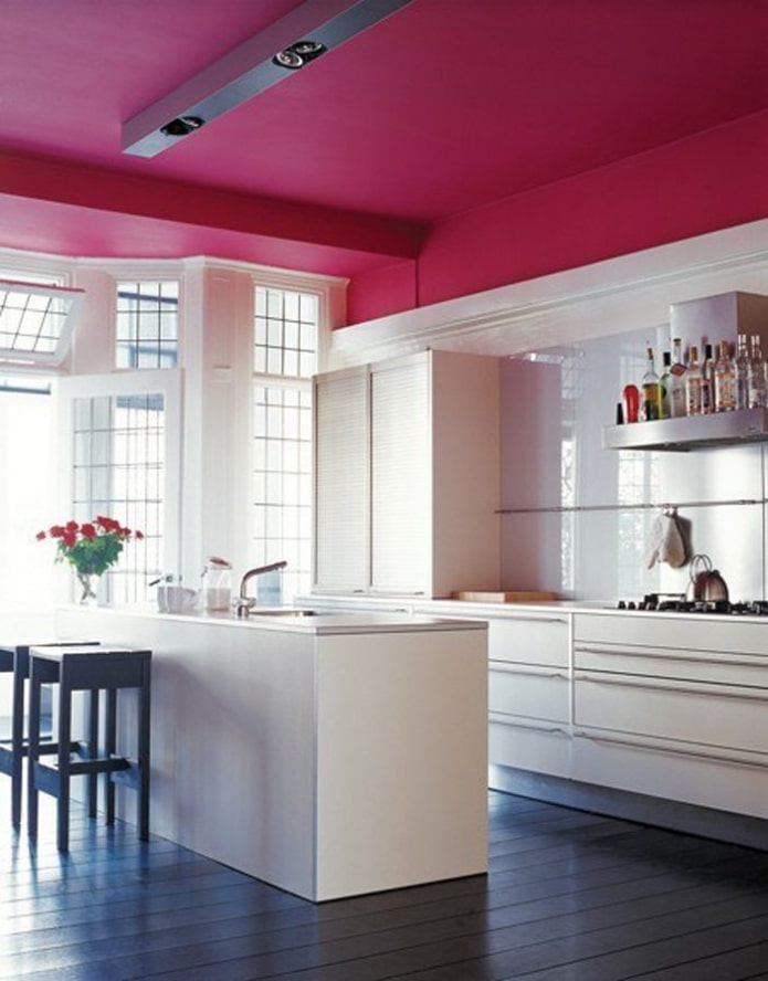 rivestimento rosa del soffitto in cucina