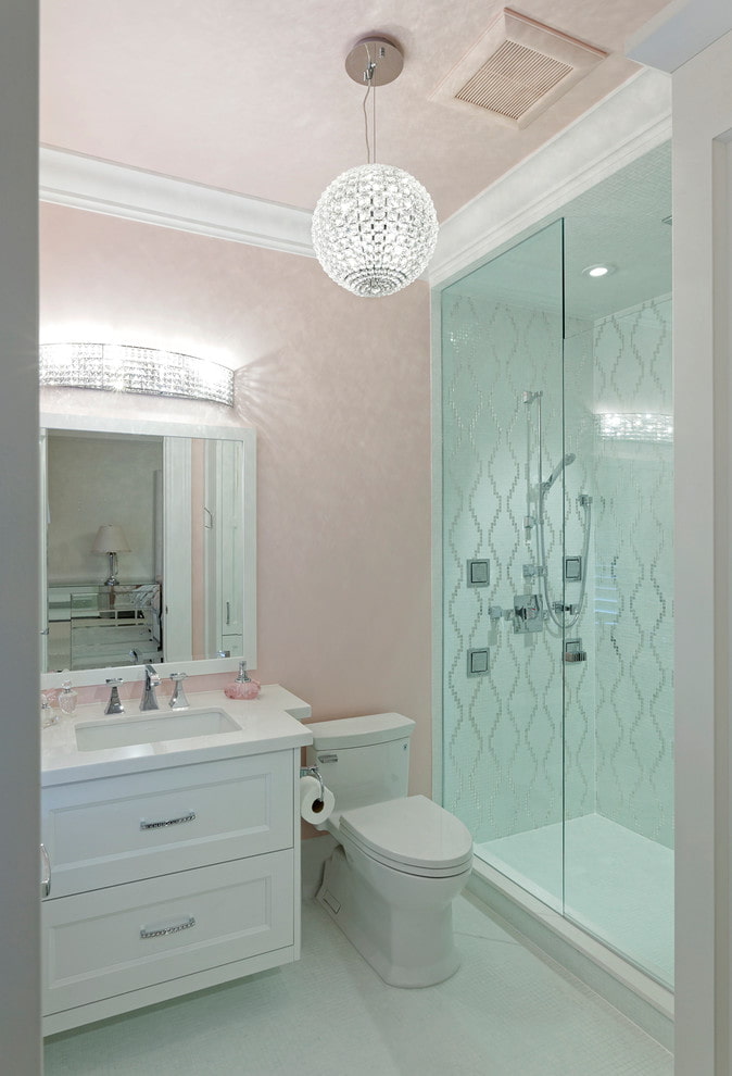 rivestimento del soffitto rosa nel bagno