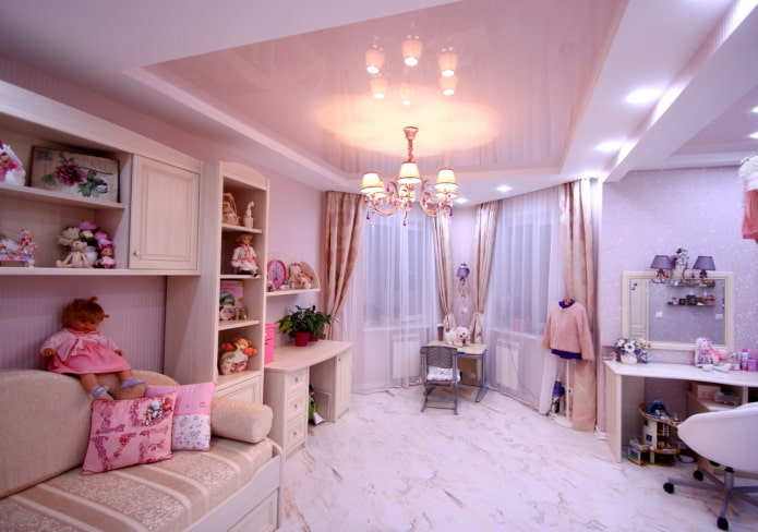 soffitto teso lucido rosa nella cameretta dei bambini