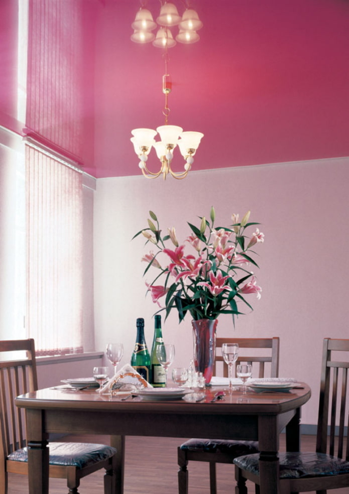 soffitto teso rosa all'interno
