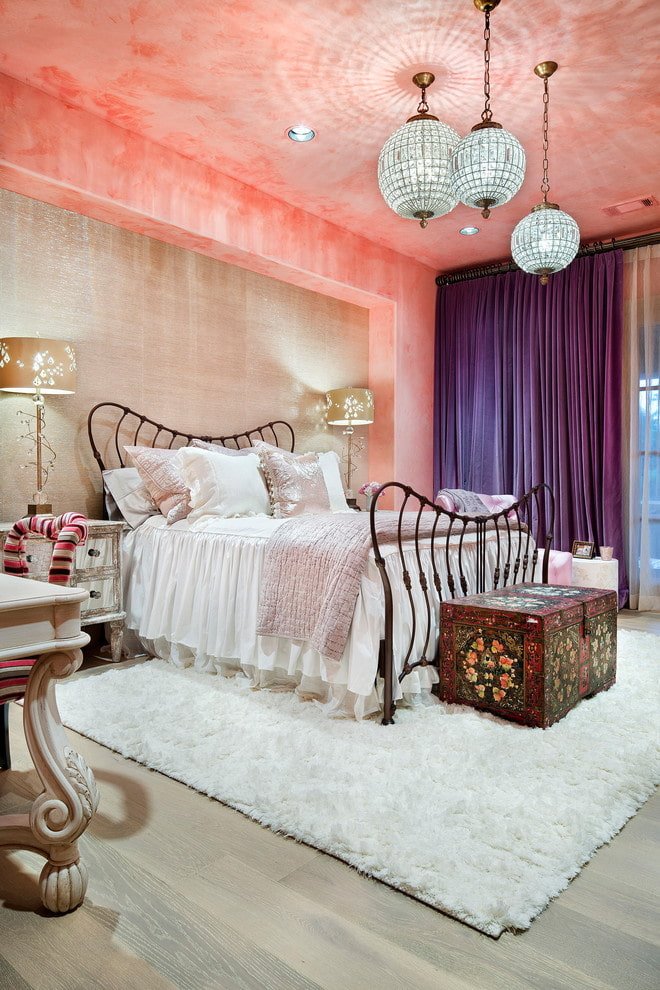 rivestimento del soffitto rosa in camera da letto