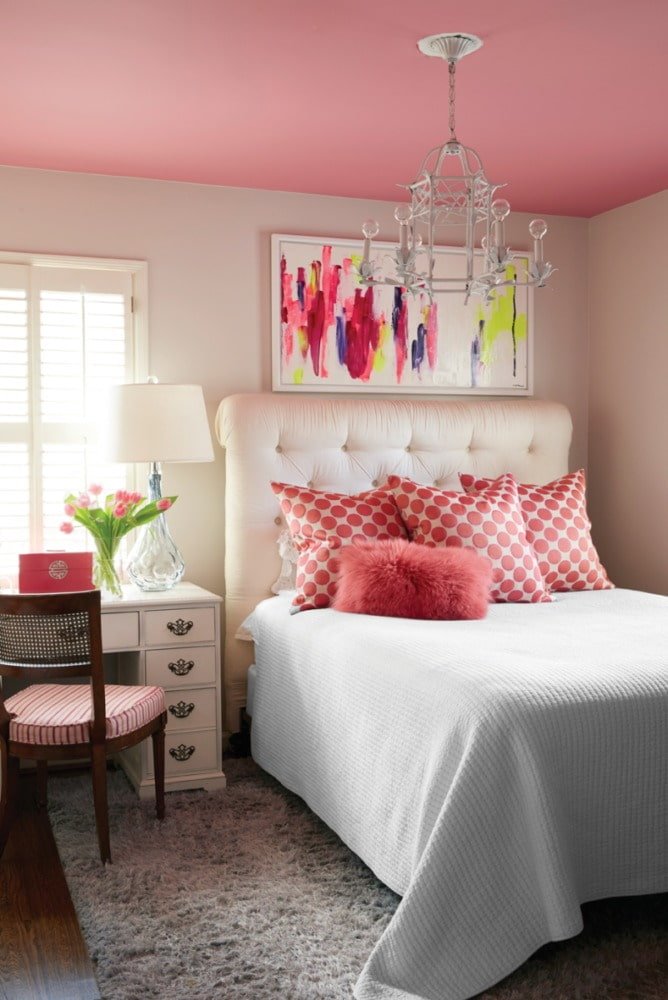 soffitto teso rosa all'interno