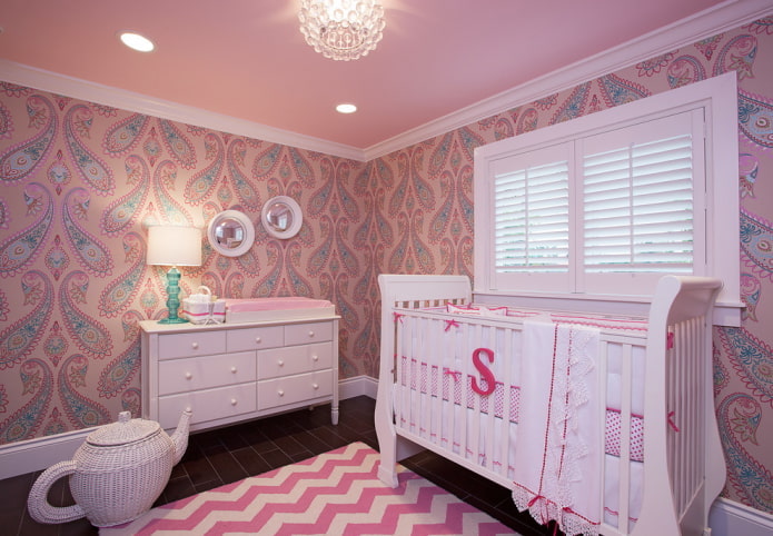 rivestimento del soffitto rosa nella cameretta dei bambini