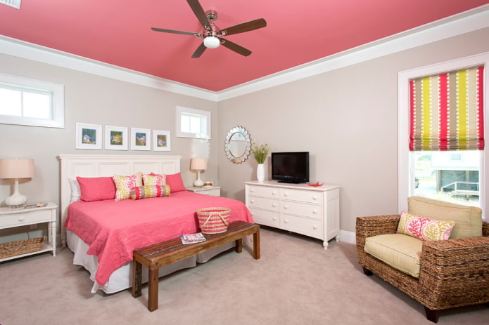 rivestimento del soffitto rosa in camera da letto