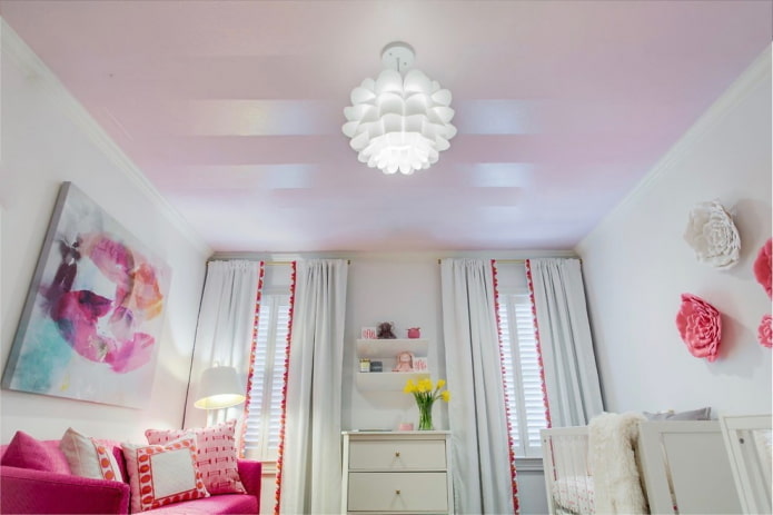 struttura del soffitto rosa con lampadario