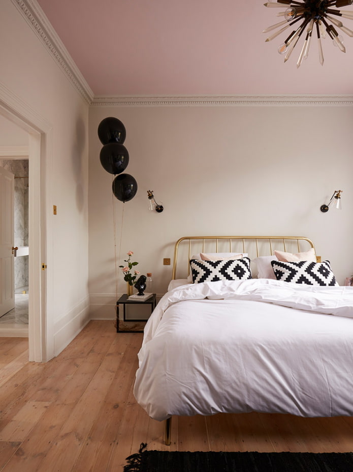 rivestimento del soffitto rosa in camera da letto