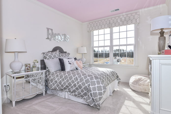 rivestimento del soffitto rosa con pareti bianche